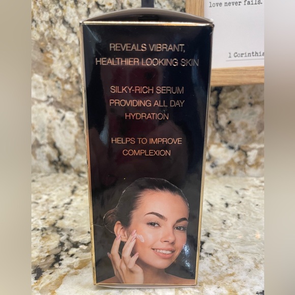 Ellen Tracy Brightening Face Serum Infused with Vitamin C. - Picture 4 of 5